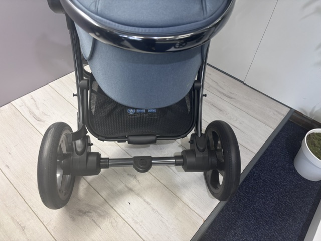 Egg3 Pushchair ,Carrycot Bundle with Backpack ,footmuff, Adapters,Fur liner Raincover Shell Car seat and Base-Topaz - Ex Display Last One - Image 10